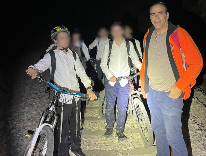 הנערים לאחר החילוץ, אמש