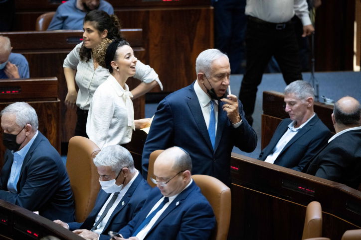 נתניהו מאחורי שולחן הממשלה בכנסת, מאחורי סילמן