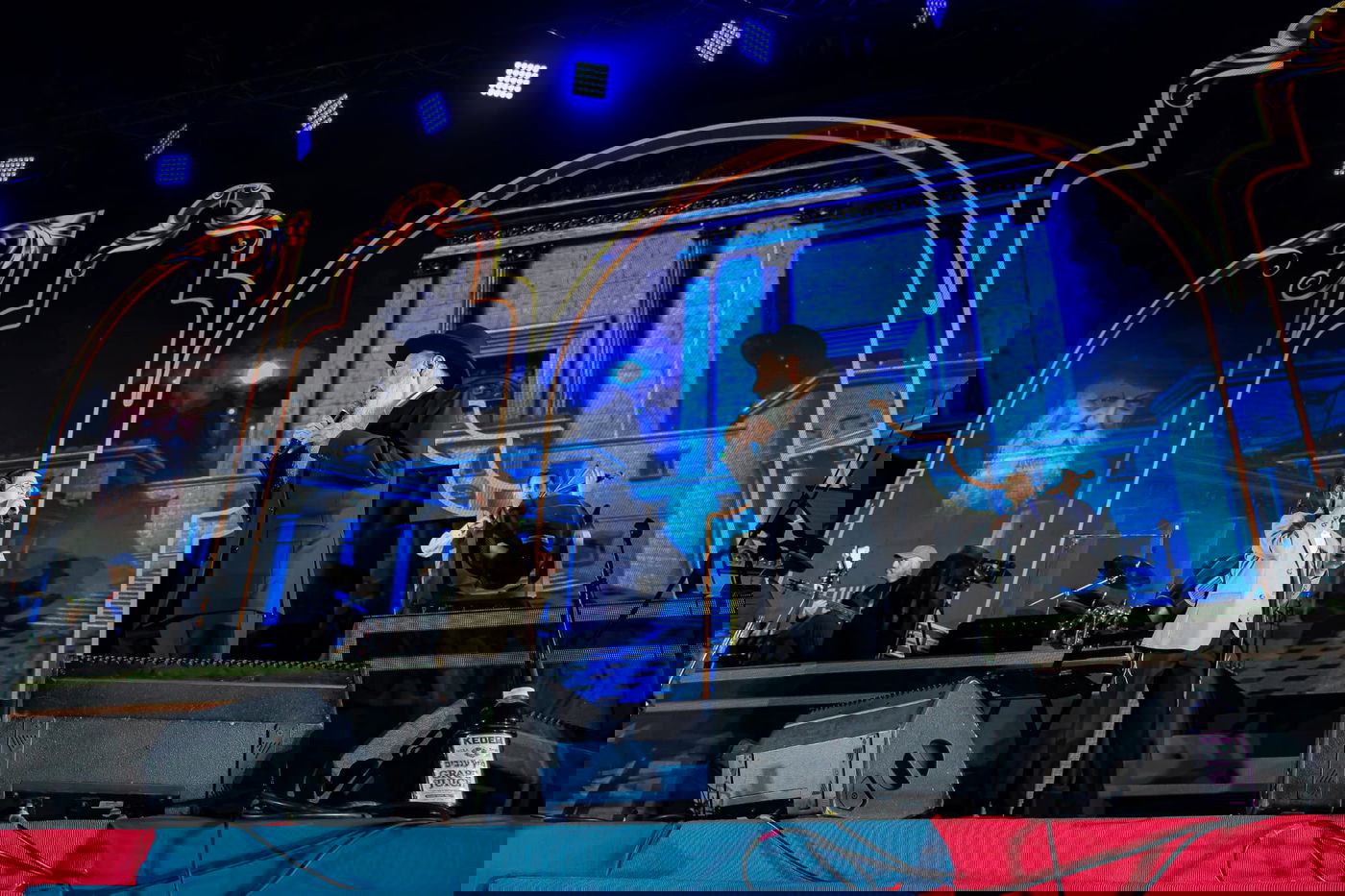 "מזל טוב, רבי!": רבבות חגגו יום הולדת 120 לרבי מליובאוויטש זי"ע