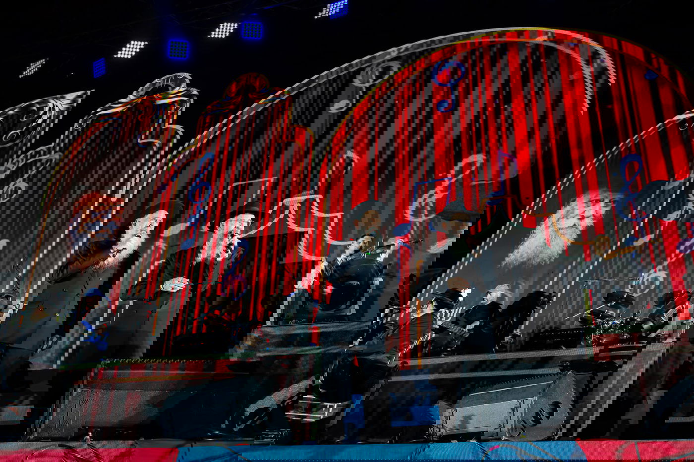 "מזל טוב, רבי!": רבבות חגגו יום הולדת 120 לרבי מליובאוויטש זי"ע