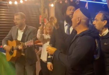 ההבדלה בתל אביב, הערב