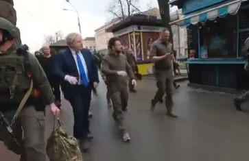 תיעוד: בוריס ג'ונסון וולדימיר זלנסקי מסיירים ברחובות אוקראינה