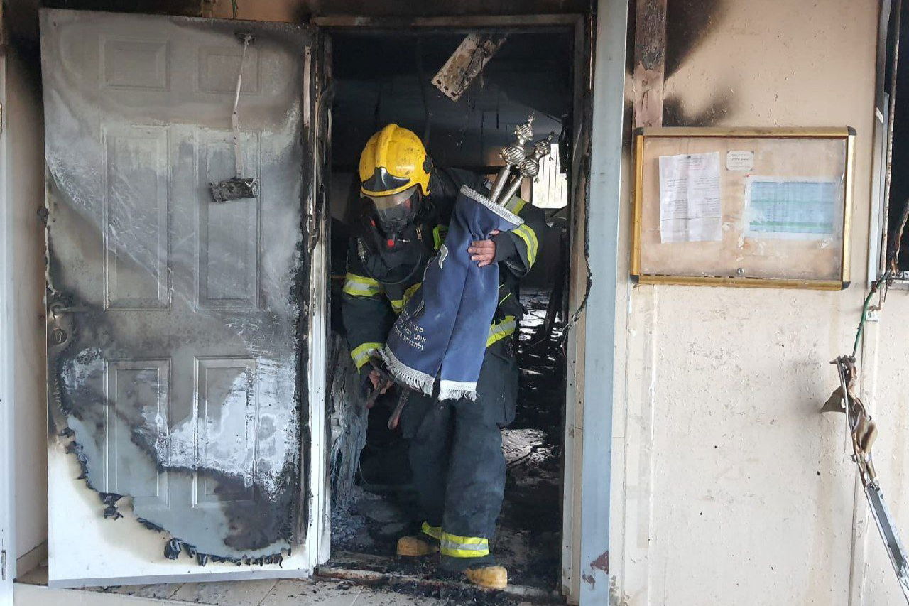 בית הכנסת עלה באש; ספרי התורה - חולצו