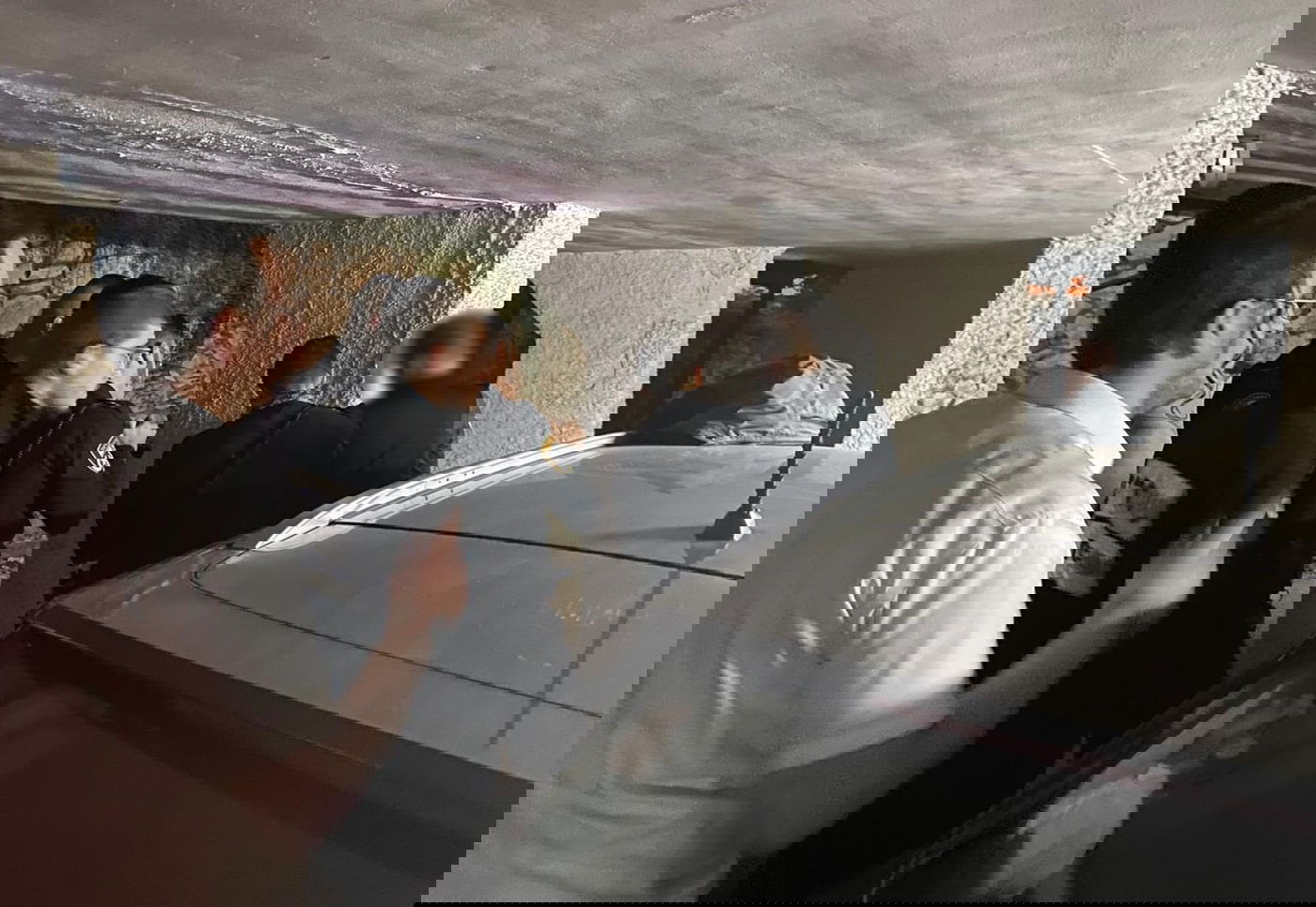 הפורץ התחבא מתחת לרכב - עד שנחשף