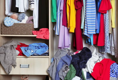 לפי צבעים או עונות? כך תסדרו את הארון נכון