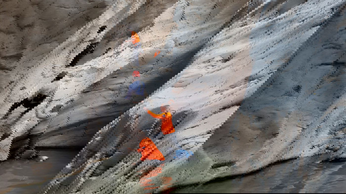 לאחר 6 שעות: המטייל החרדי - חולץ • צפו