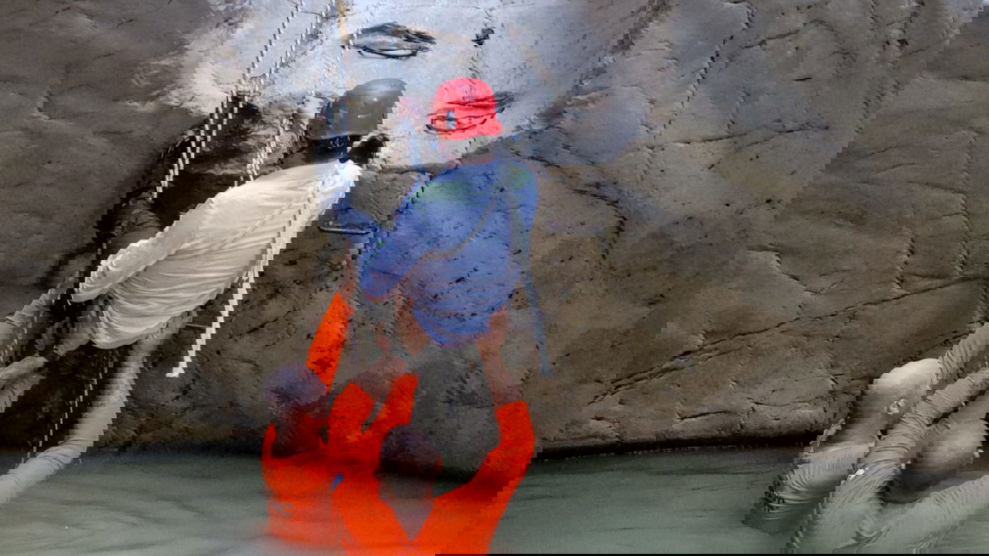 לאחר 6 שעות: המטייל החרדי - חולץ • צפו