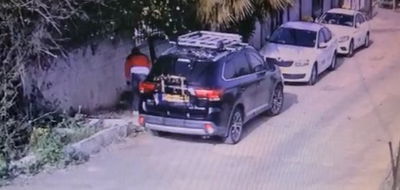 הגנבים פורצים לרכב