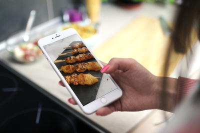 נתחי עוף צרובים על מחבת פסים עם אננס עסיסי