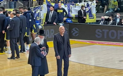 הרב גרוסמן באצטדיון, היום