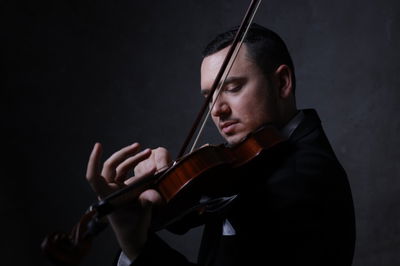 מאיר משעלי מבצע את ניגון ה'ארבע בבות'