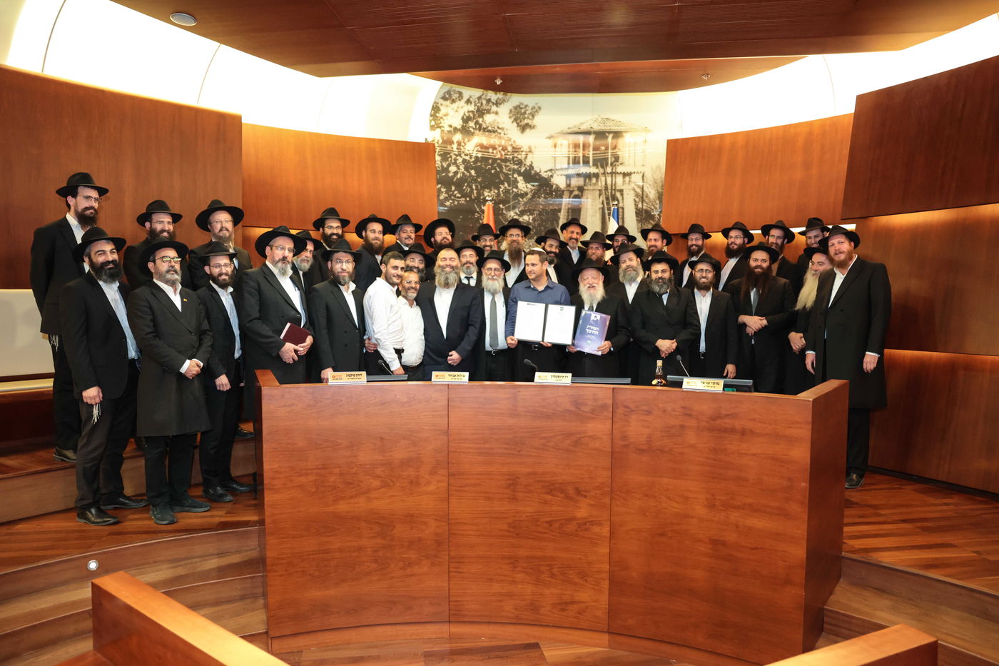 השלוחים וראש העיר, בלשכתו