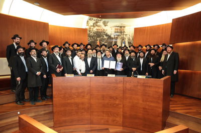 השלוחים וראש העיר, בלשכתו