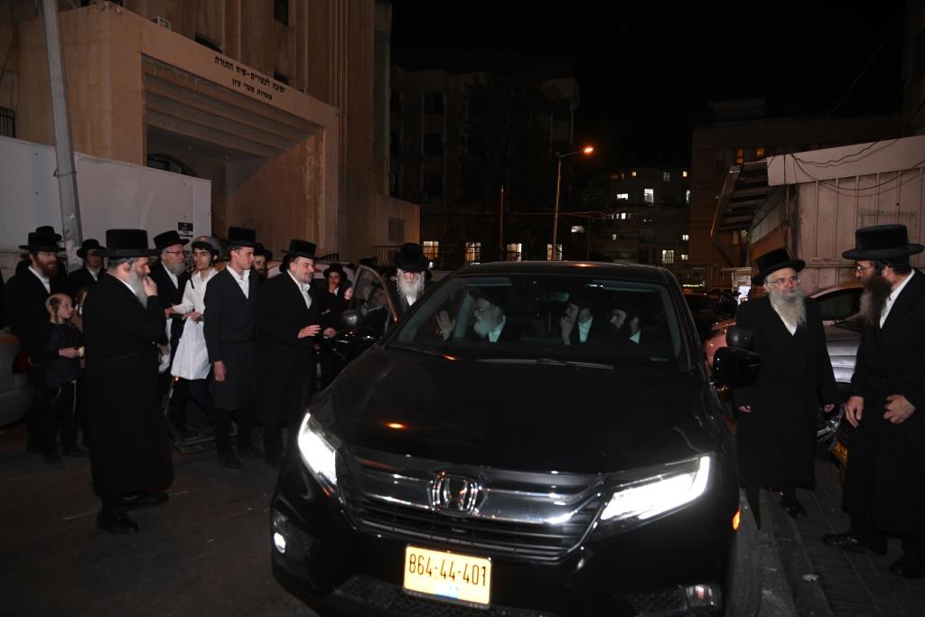 תיעוד: האדמו"ר מויז'ניץ אפה מצות בבני ברק