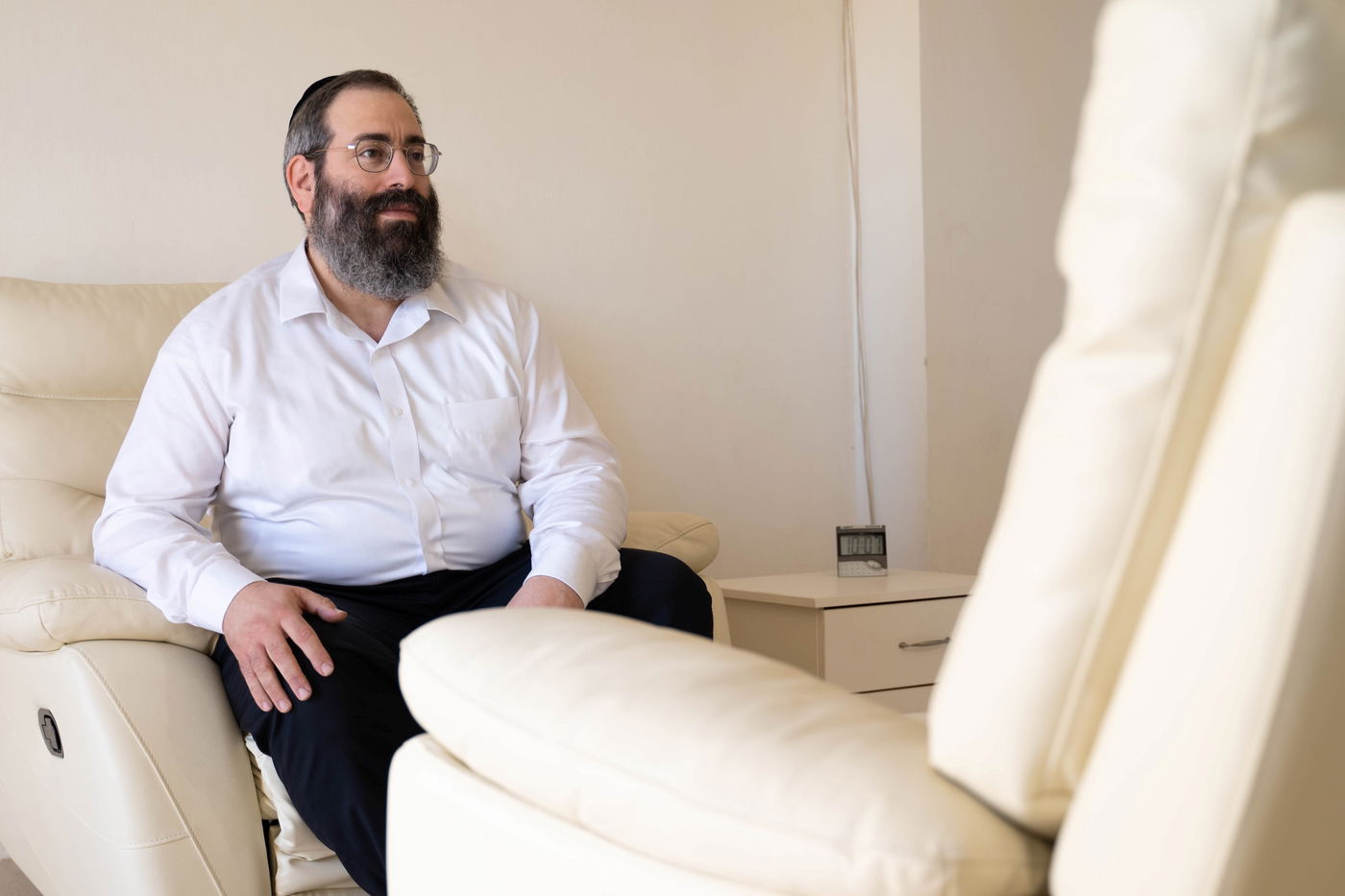 מוטי יעקובוביץ על ספת הטיפולים