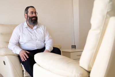 מוטי יעקובוביץ על ספת הטיפולים