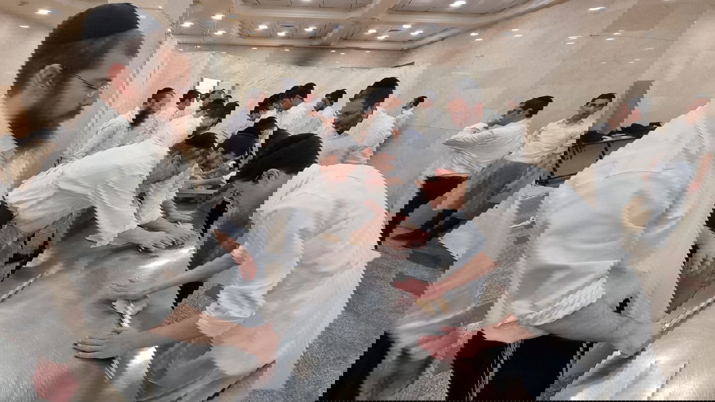 אברכי הכולל מסאו פאולו באפיית מצות ב'בנין אב'