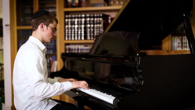 הפסנתרן הצעיר בביצוע ל"והיא שעמדה"