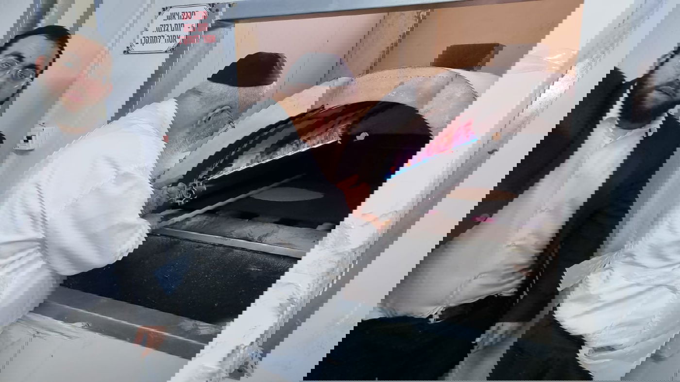 צפו: הראשל"צ הגר"ש עמאר באפיית מצות