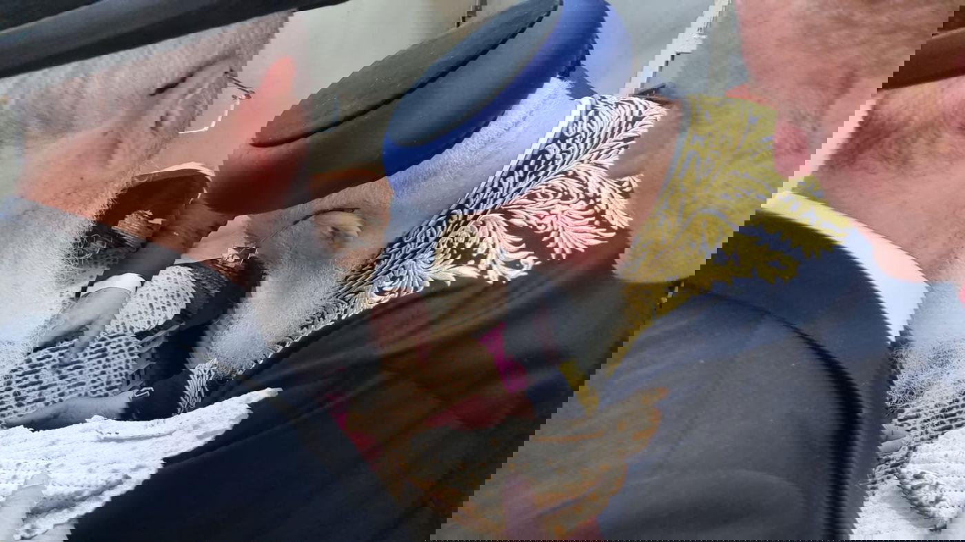 צפו: הראשל"צ הגר"ש עמאר באפיית מצות