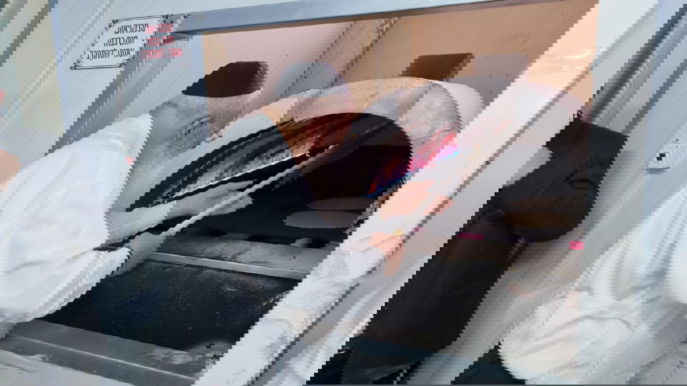 צפו: הראשל"צ הגר"ש עמאר באפיית מצות