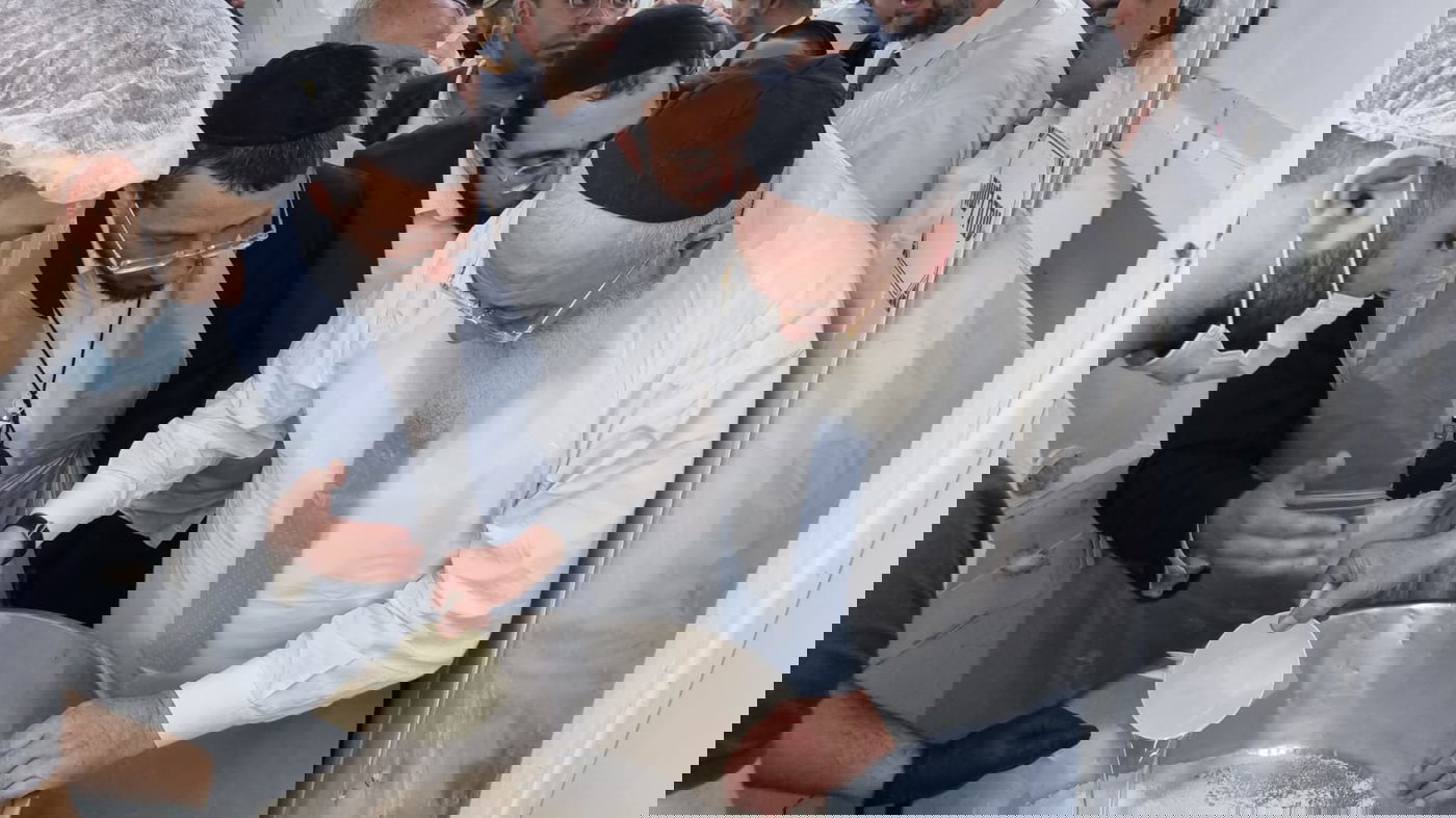 צפו: הראשל"צ הגר"ש עמאר באפיית מצות