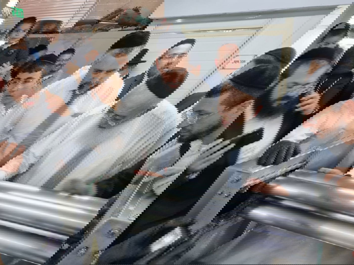 צפו: הראשל"צ הגר"ש עמאר באפיית מצות