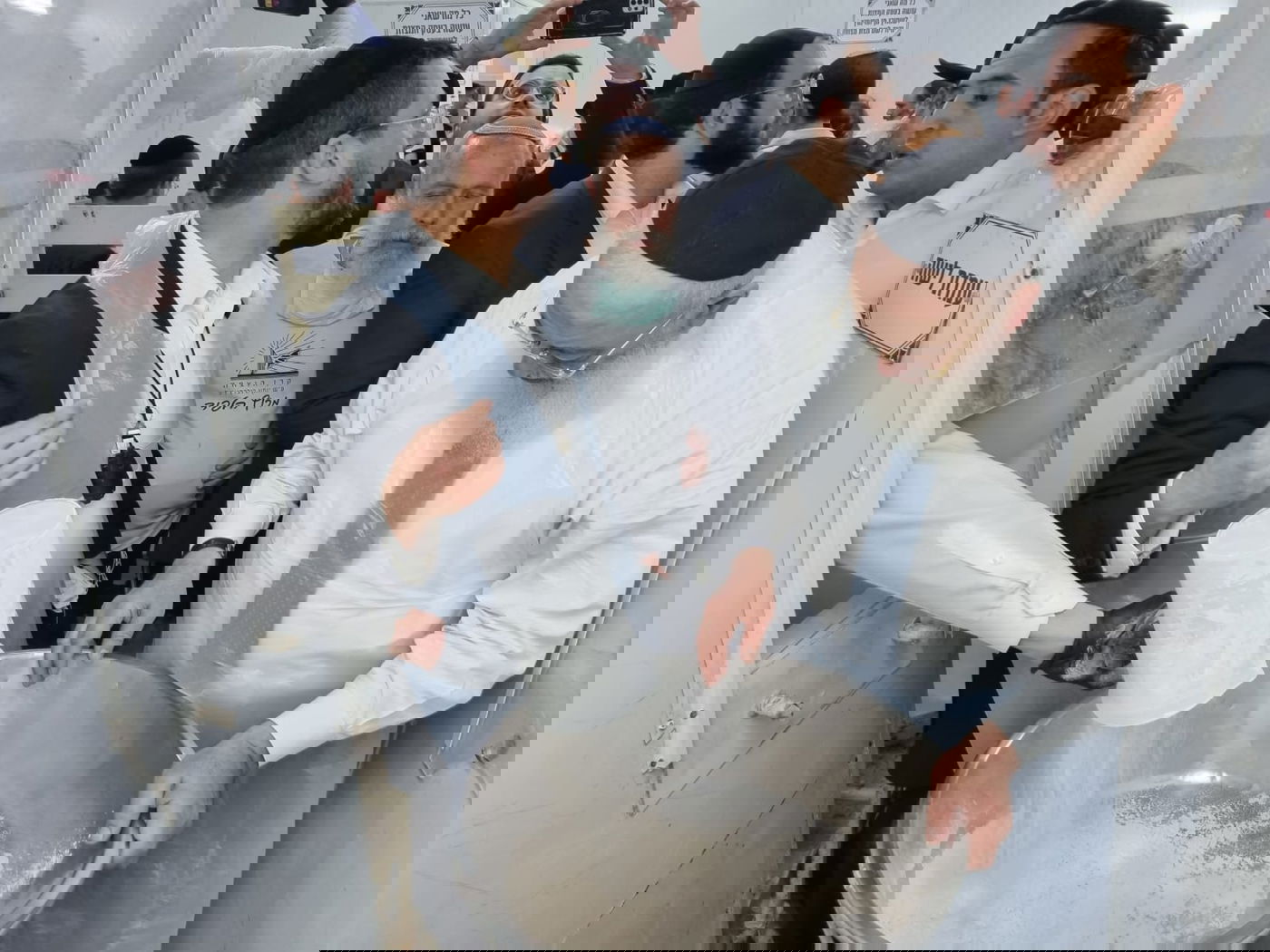 צפו: הראשל"צ הגר"ש עמאר באפיית מצות