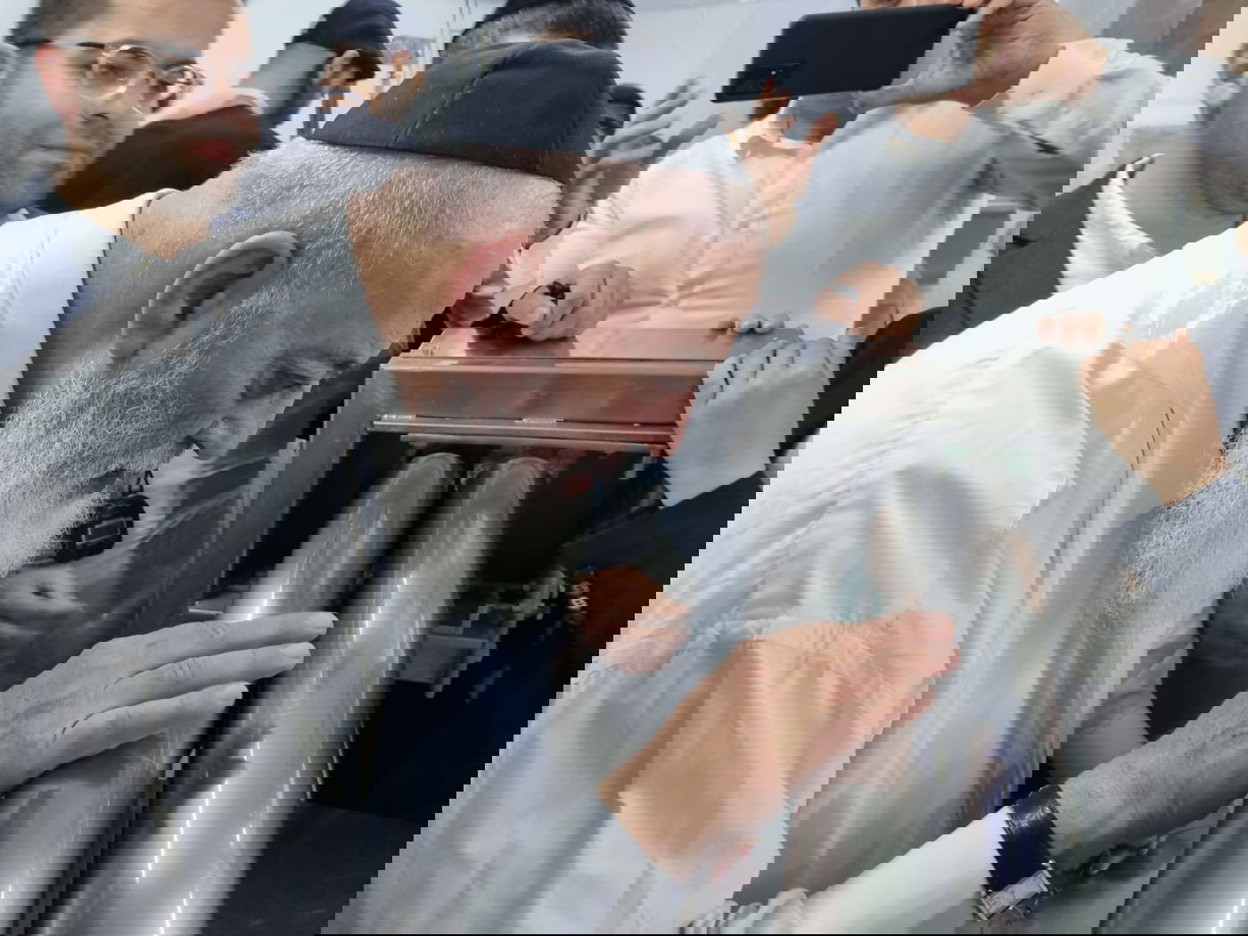 צפו: הראשל"צ הגר"ש עמאר באפיית מצות