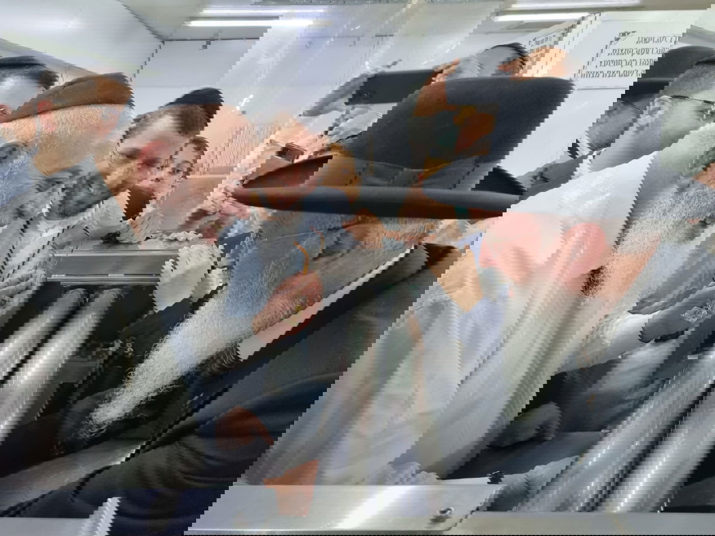 צפו: הראשל"צ הגר"ש עמאר באפיית מצות