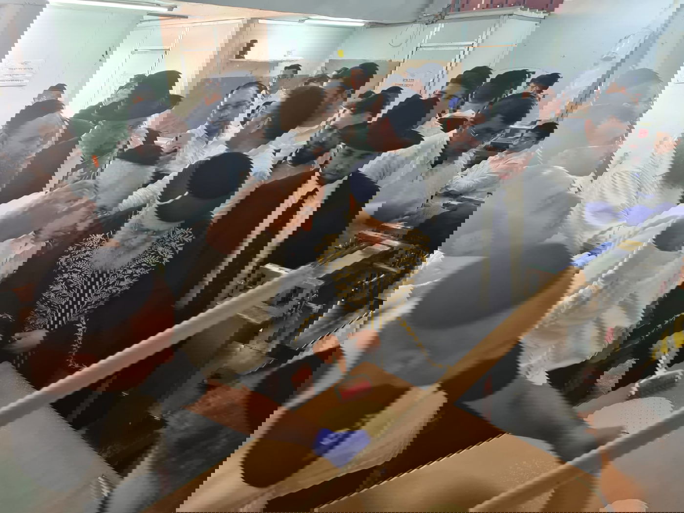 תיעוד: הראשון לציון הגר"י יוסף באפיית מצות