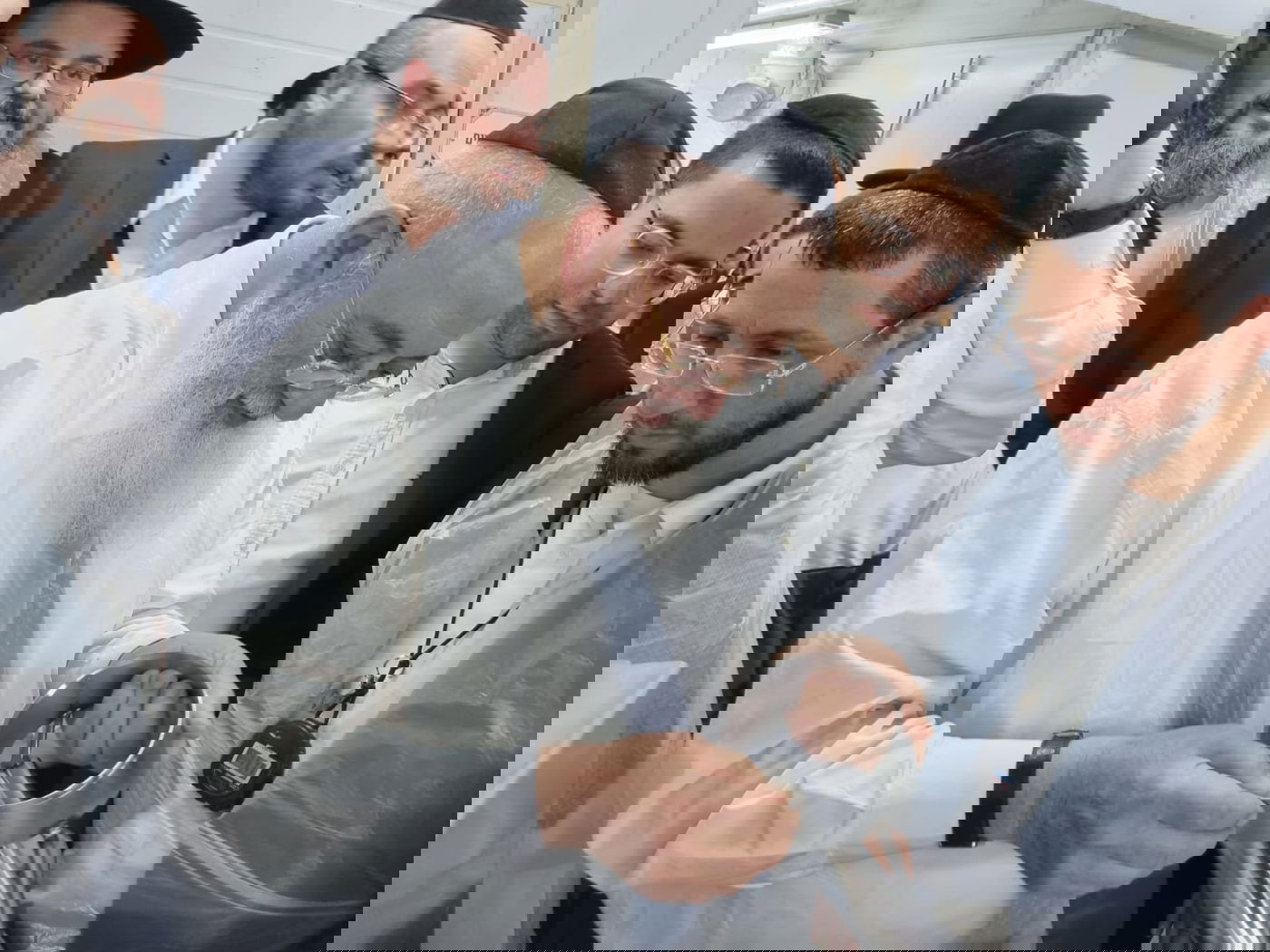 צפו: הראשל"צ הגר"ש עמאר באפיית מצות