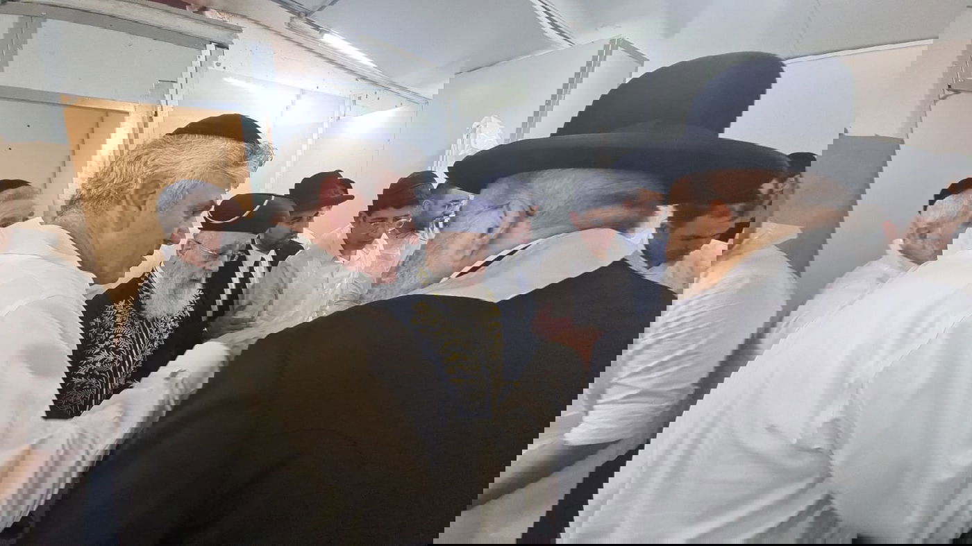 תיעוד: הראשון לציון הגר"י יוסף באפיית מצות