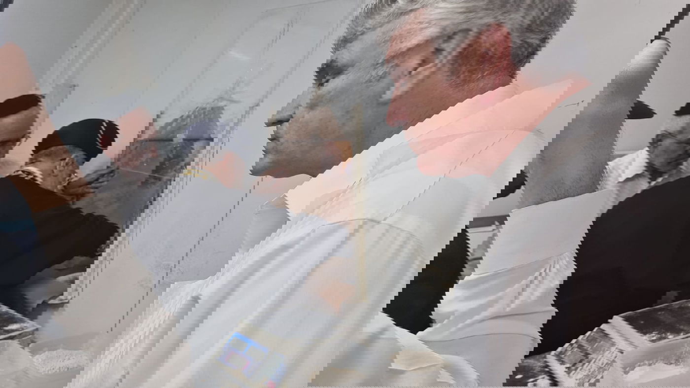 תיעוד: הראשון לציון הגר"י יוסף באפיית מצות