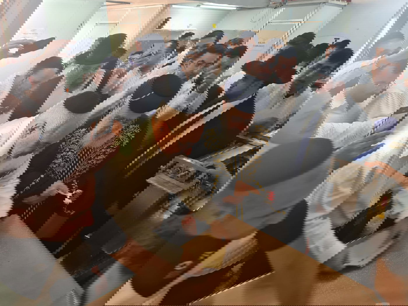 תיעוד: הראשון לציון הגר"י יוסף באפיית מצות