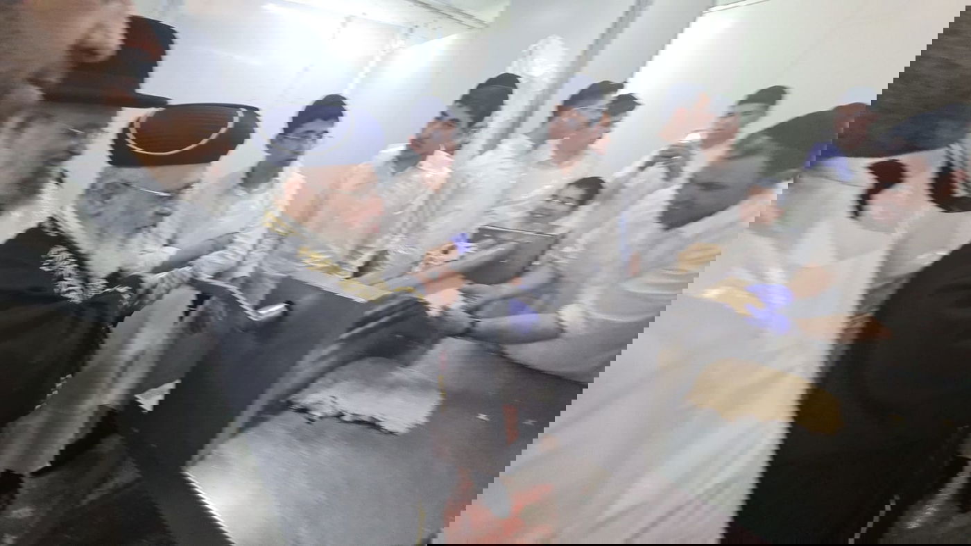 תיעוד: הראשון לציון הגר"י יוסף באפיית מצות