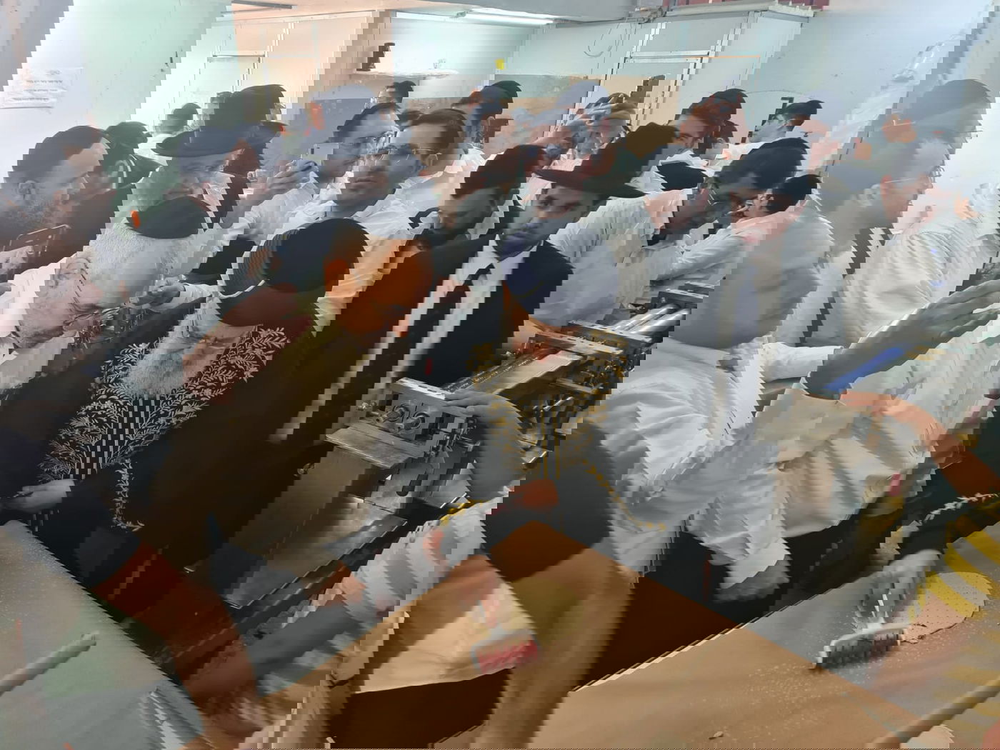 תיעוד: הראשון לציון הגר"י יוסף באפיית מצות