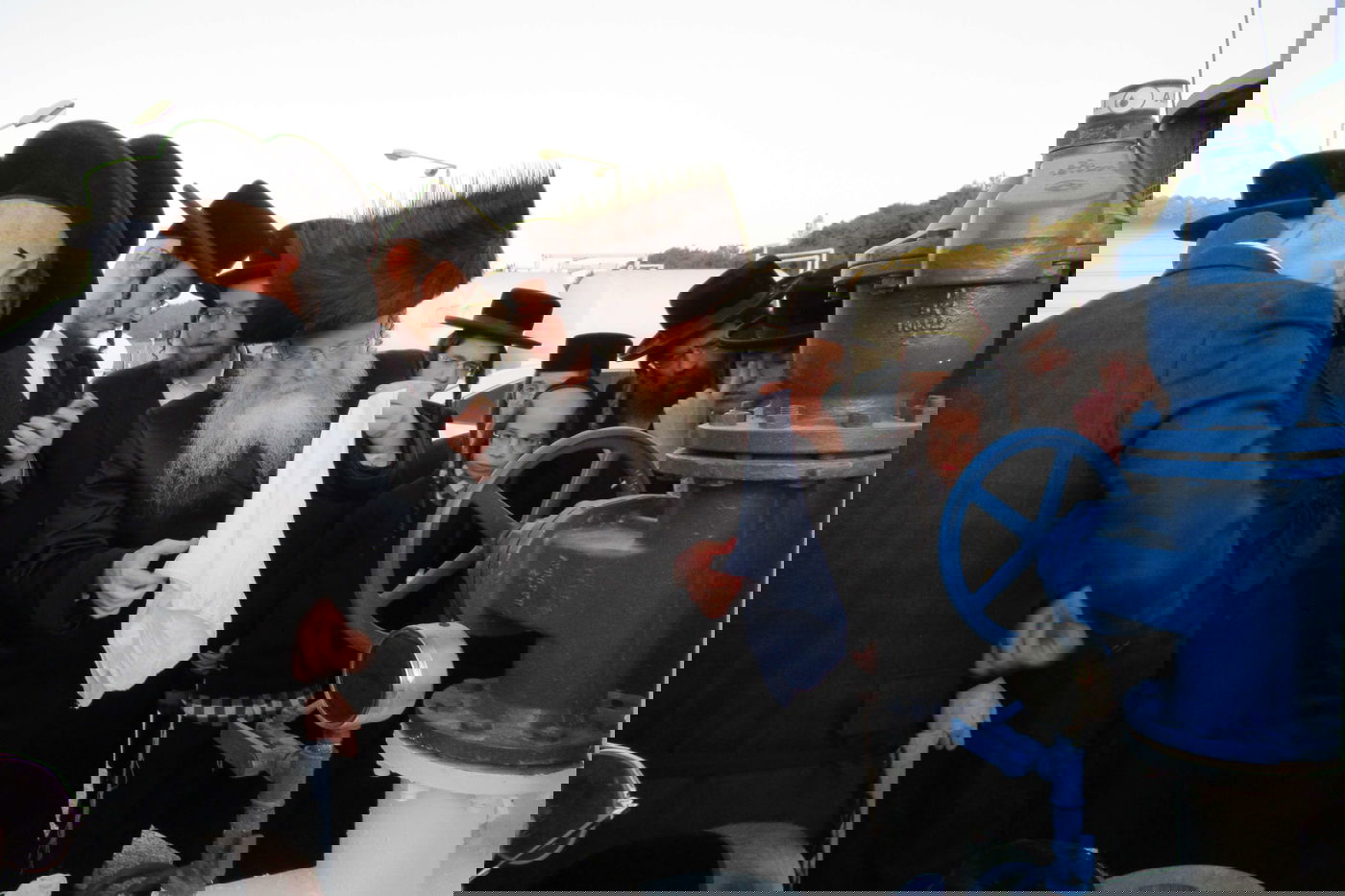 האדמו"ר מקרעטשניף קרית גת בשאיבת מים שלנו