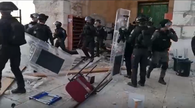 סוער בהר הבית: רעולי פנים מוסלמים יידו אבנים אל הכותל