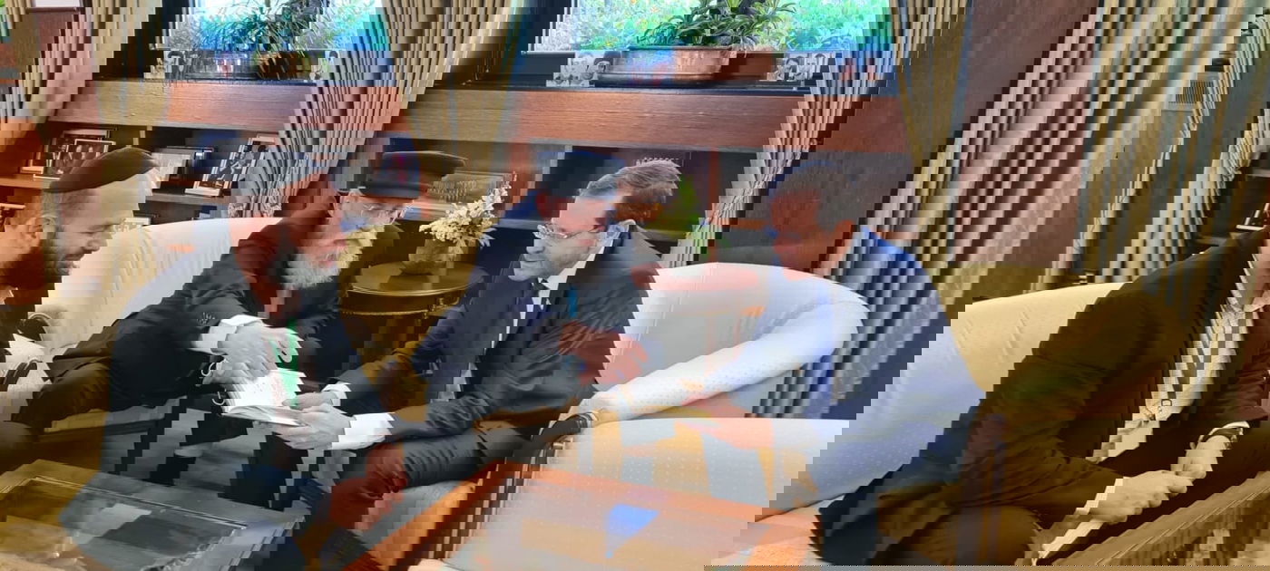 הרב גלויברמן העניק מצות לנשיא המדינה