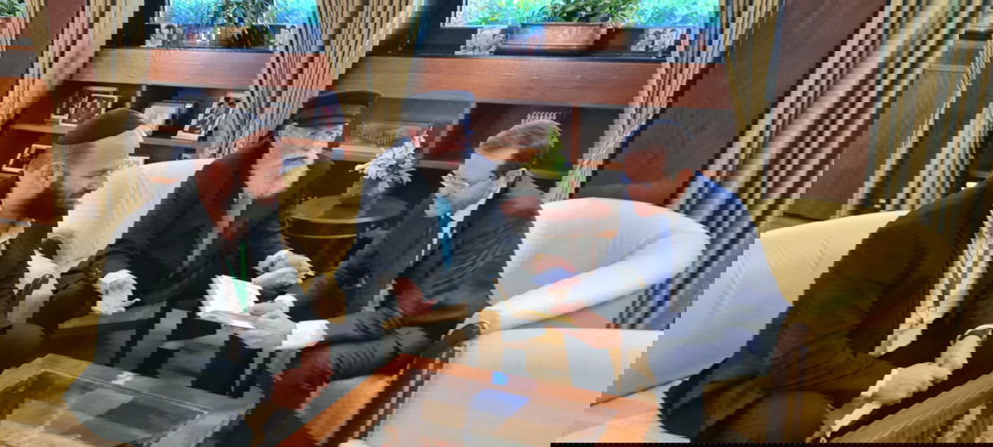 הרב גלויברמן העניק מצות לנשיא המדינה