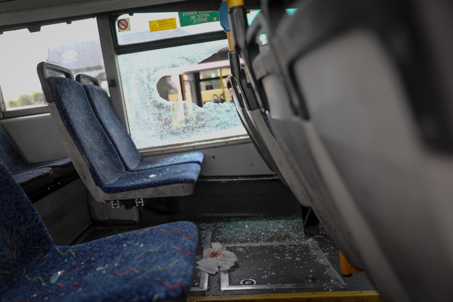אירוע חמור: נערים פצעו באלימות נוסע באוטובוס הציבורי