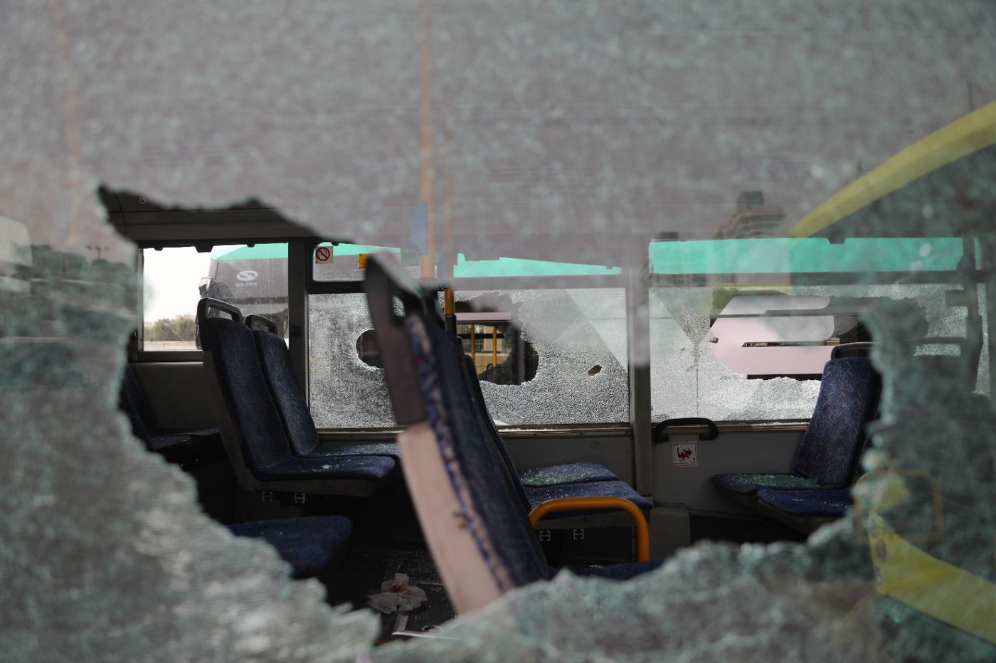 הסלעים על האוטובוס; הנוסעים: "רעדנו מפחד, כולם צרחו"