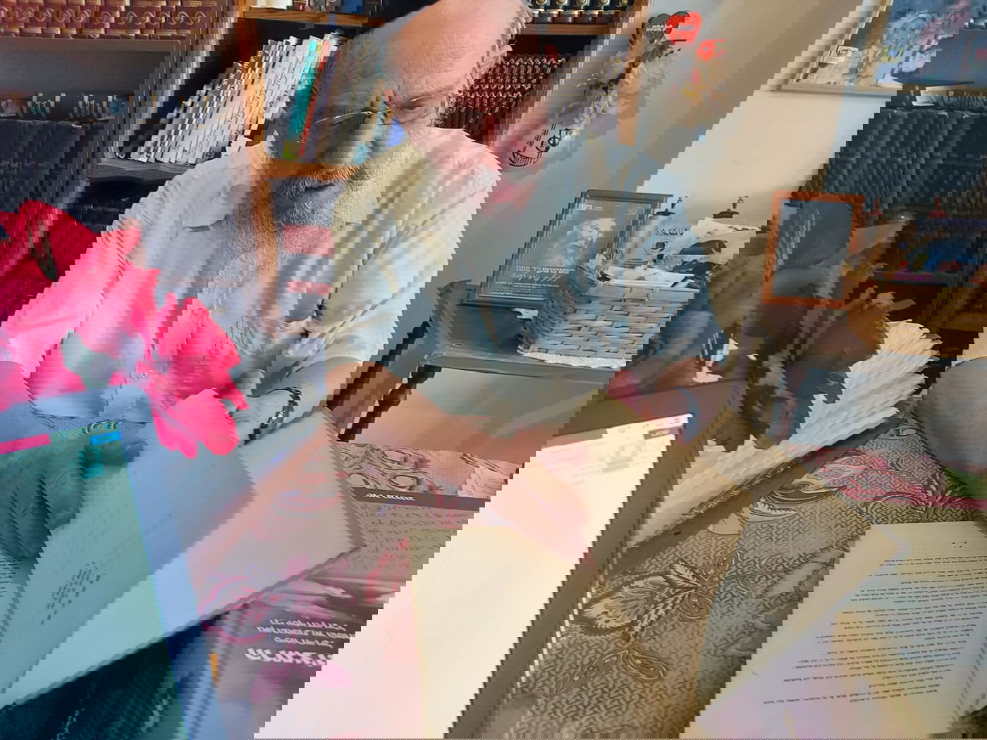 סבא מעלעל בספרים שהוציא על הגאון