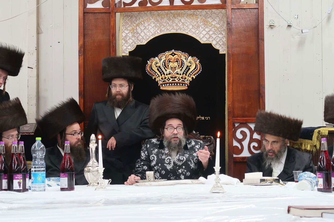 לרגל חג הפסח: האדמו"ר מסקולען י-ם ערך את שולחנו