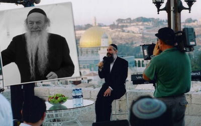 בן דוד במרפסת ביתו של הרב מנשה (בקטן. ז"ל)