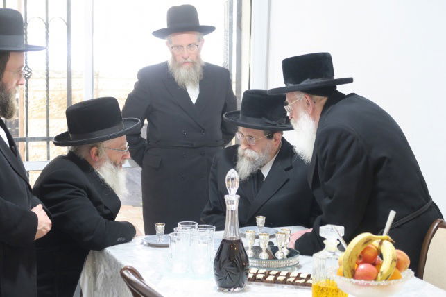 הַקּוֹדֶשׁ פְּנִימָה • מסע מרתק לקשר האישי בין הרבי לחסידיו