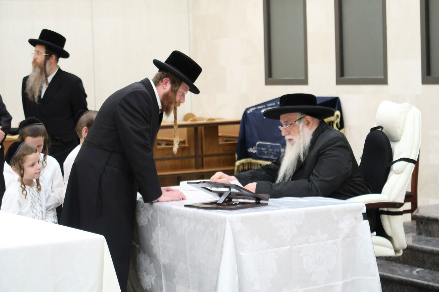 הַקּוֹדֶשׁ פְּנִימָה • מסע מרתק לקשר האישי בין הרבי לחסידיו