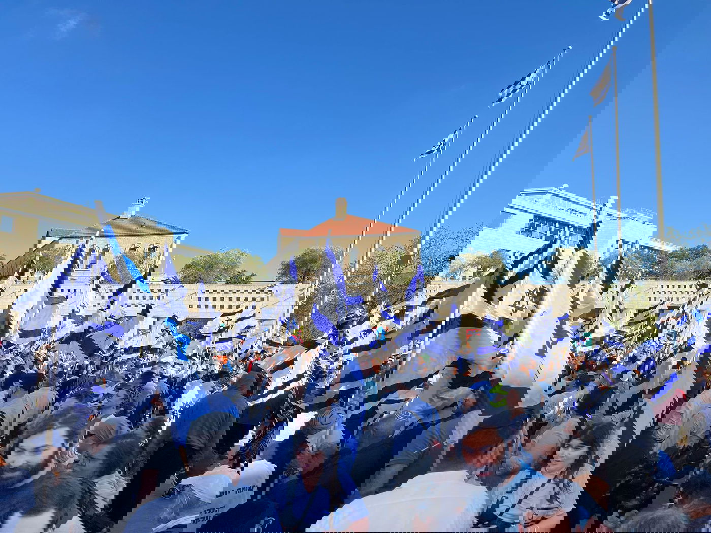 מאות בכיכר ספרא מפגינים כנגד גל הטרור