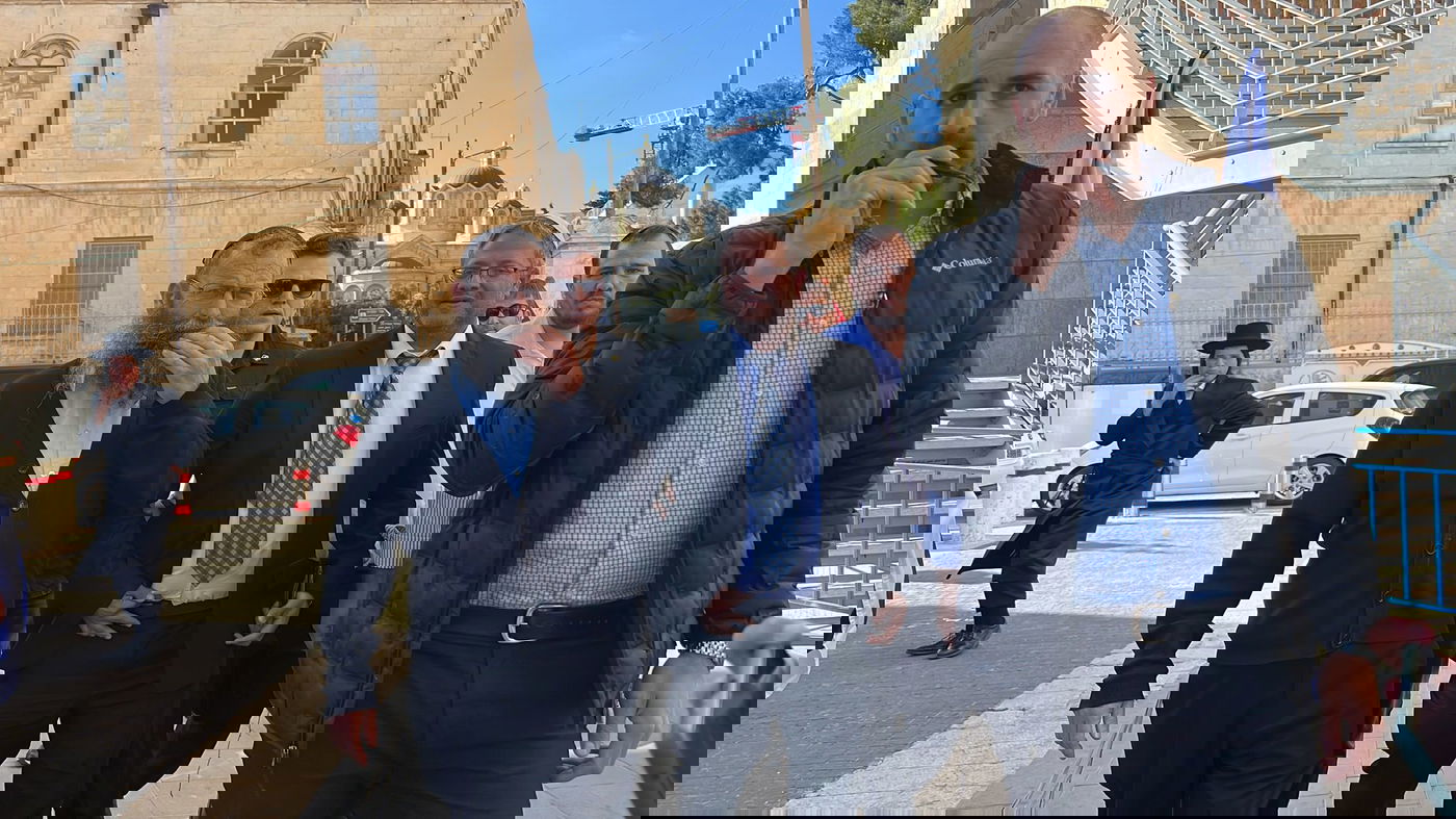 מאות בכיכר ספרא מפגינים כנגד גל הטרור